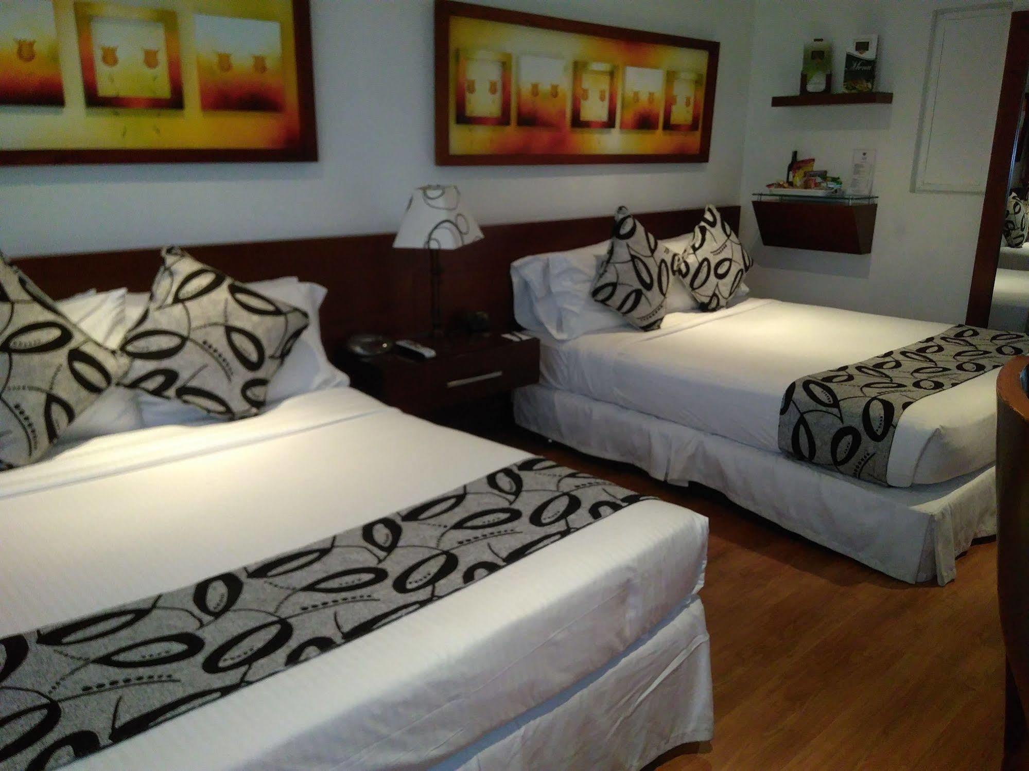 Hotel Marbella Chico Bogota Bagian luar foto